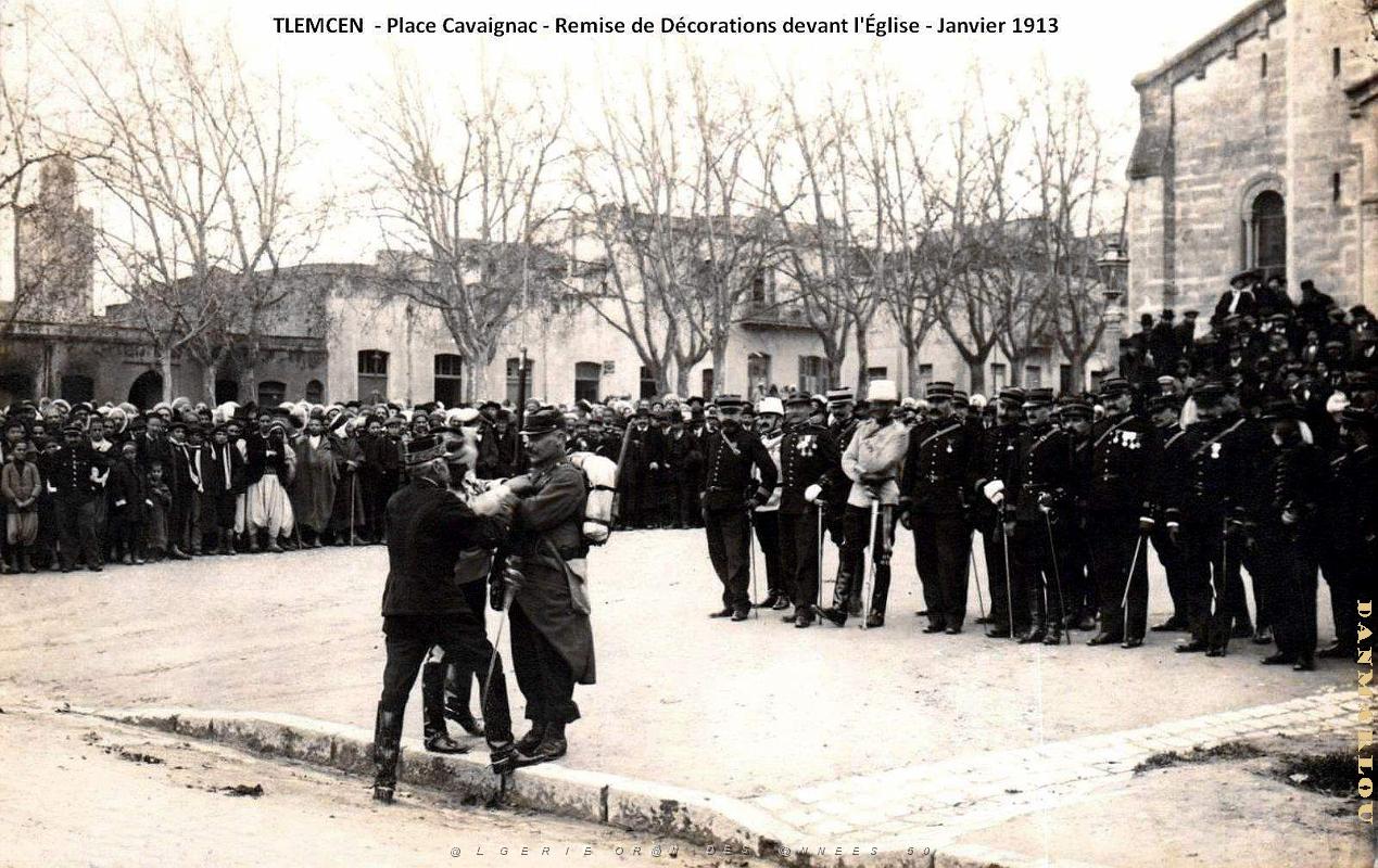 2312- Tlemcen - Place Cavaignac - Devant Eglise - Remise Decorations - Janvier 1913.jpg